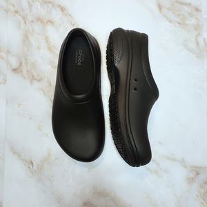 EUC Crocs duo comfort black slipon clogs.  Size 9.